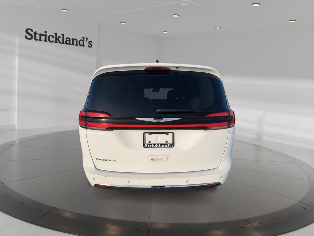 2023 Chrysler Pacifica Touring L FWD in Stratford, Ontario - 3 - w1024h768px