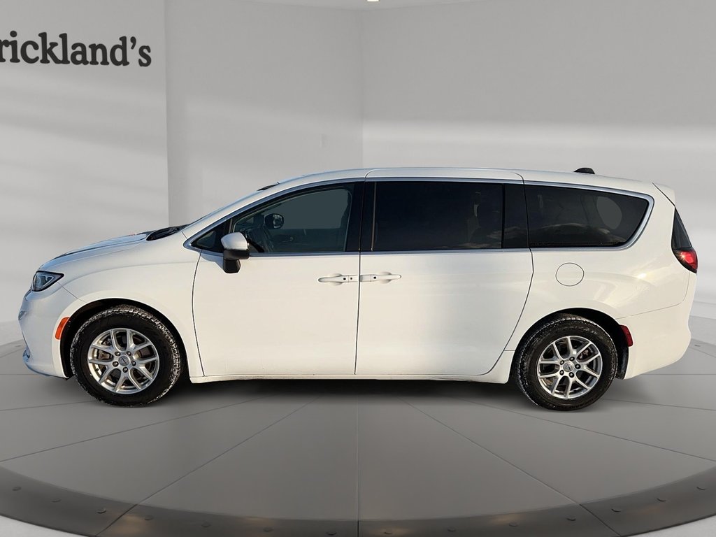 2023 Chrysler Pacifica Touring L FWD in Stratford, Ontario - 5 - w1024h768px