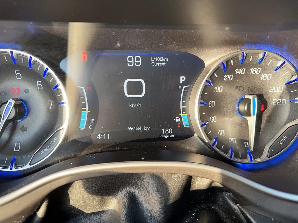 2023 Chrysler Pacifica Touring L FWD in Stratford, Ontario - 12 - w1024h768px