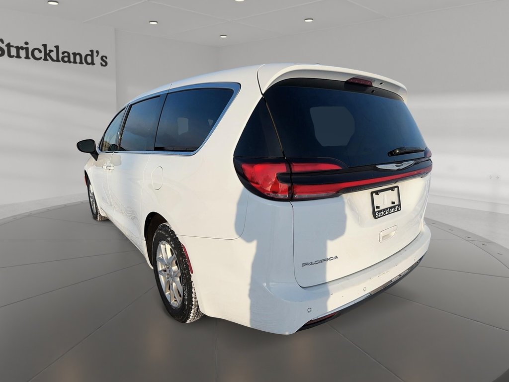 2023 Chrysler Pacifica Touring L FWD in Stratford, Ontario - 4 - w1024h768px