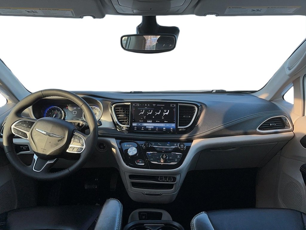 2023 Chrysler Pacifica Touring L FWD in Stratford, Ontario - 9 - w1024h768px