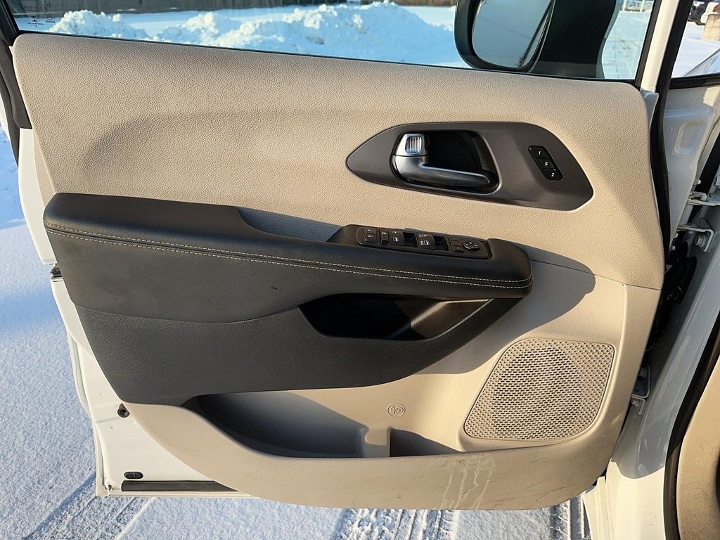 2023 Chrysler Pacifica Touring L FWD in Stratford, Ontario - 10 - w1024h768px