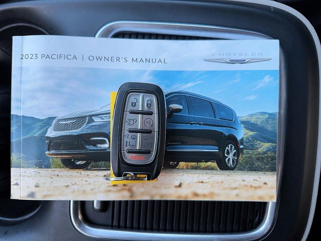 2023 Chrysler Pacifica Touring L FWD in Stratford, Ontario - 15 - w1024h768px