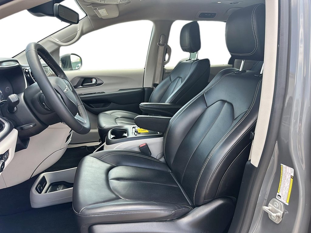 2023 Chrysler Pacifica Touring L FWD in Stratford, Ontario - 8 - w1024h768px