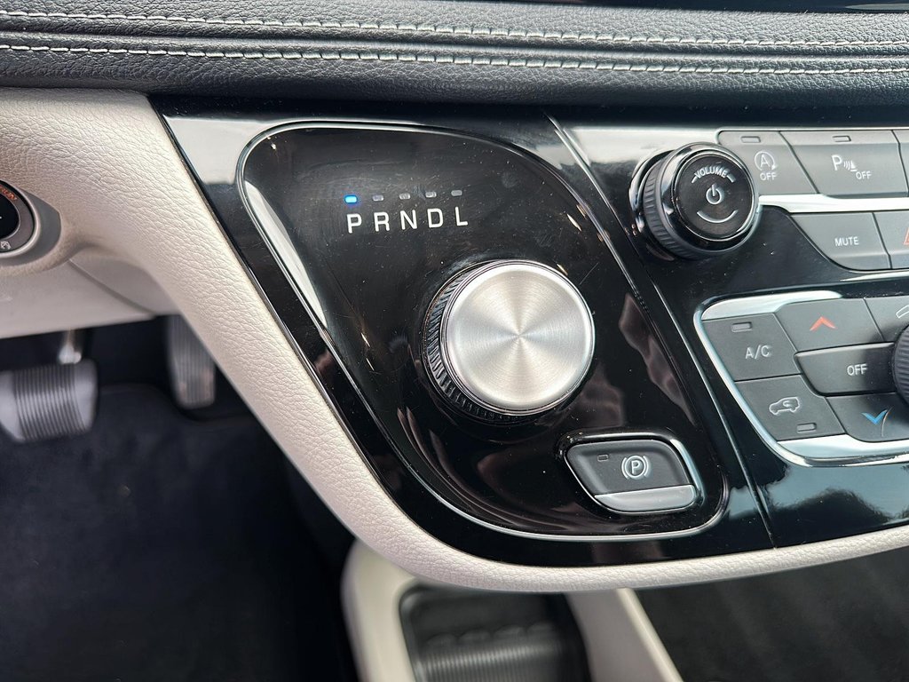 2023 Chrysler Pacifica Touring L FWD in Stratford, Ontario - 14 - w1024h768px