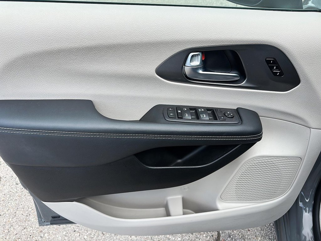 2023 Chrysler Pacifica Touring L FWD in Stratford, Ontario - 10 - w1024h768px