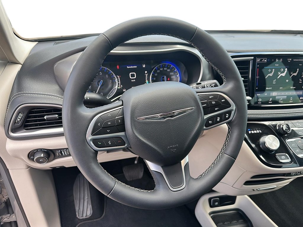 2023 Chrysler Pacifica Touring L FWD in Stratford, Ontario - 11 - w1024h768px