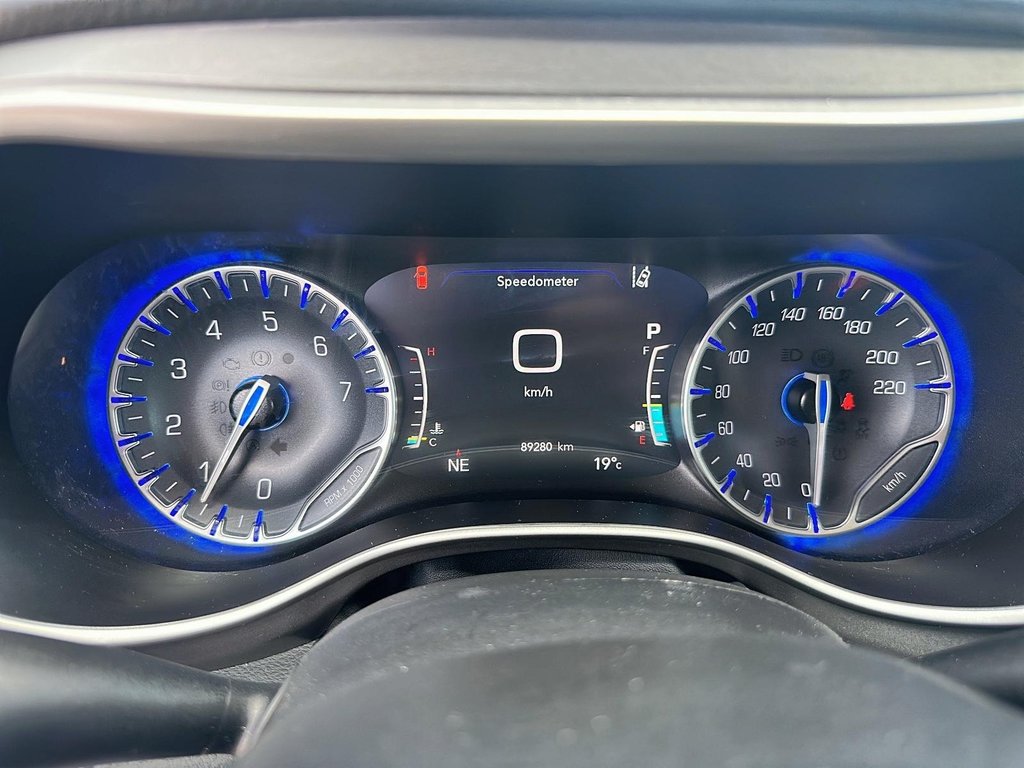 2023 Chrysler Pacifica Touring L FWD in Stratford, Ontario - 13 - w1024h768px