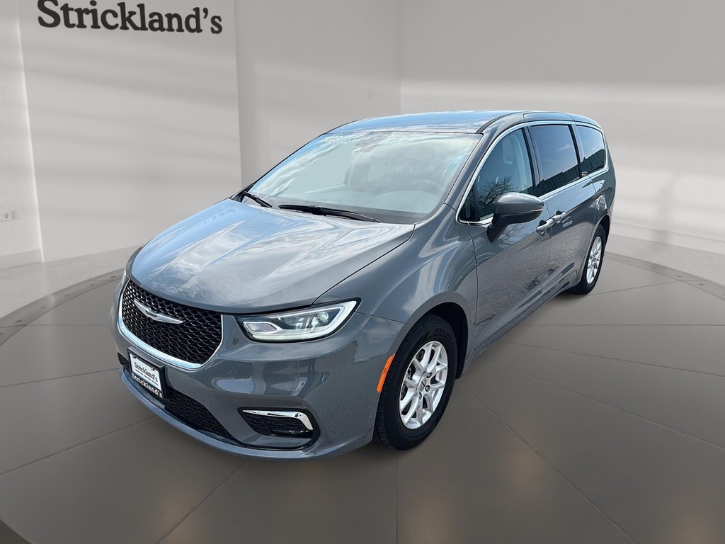 2023 Chrysler Pacifica Touring L FWD in Stratford, Ontario - 1 - w1024h768px