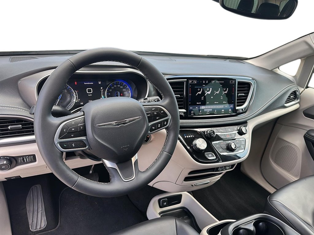 2023 Chrysler Pacifica Touring L FWD in Stratford, Ontario - 9 - w1024h768px