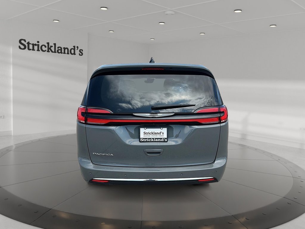 2023 Chrysler Pacifica Touring L FWD in Stratford, Ontario - 3 - w1024h768px