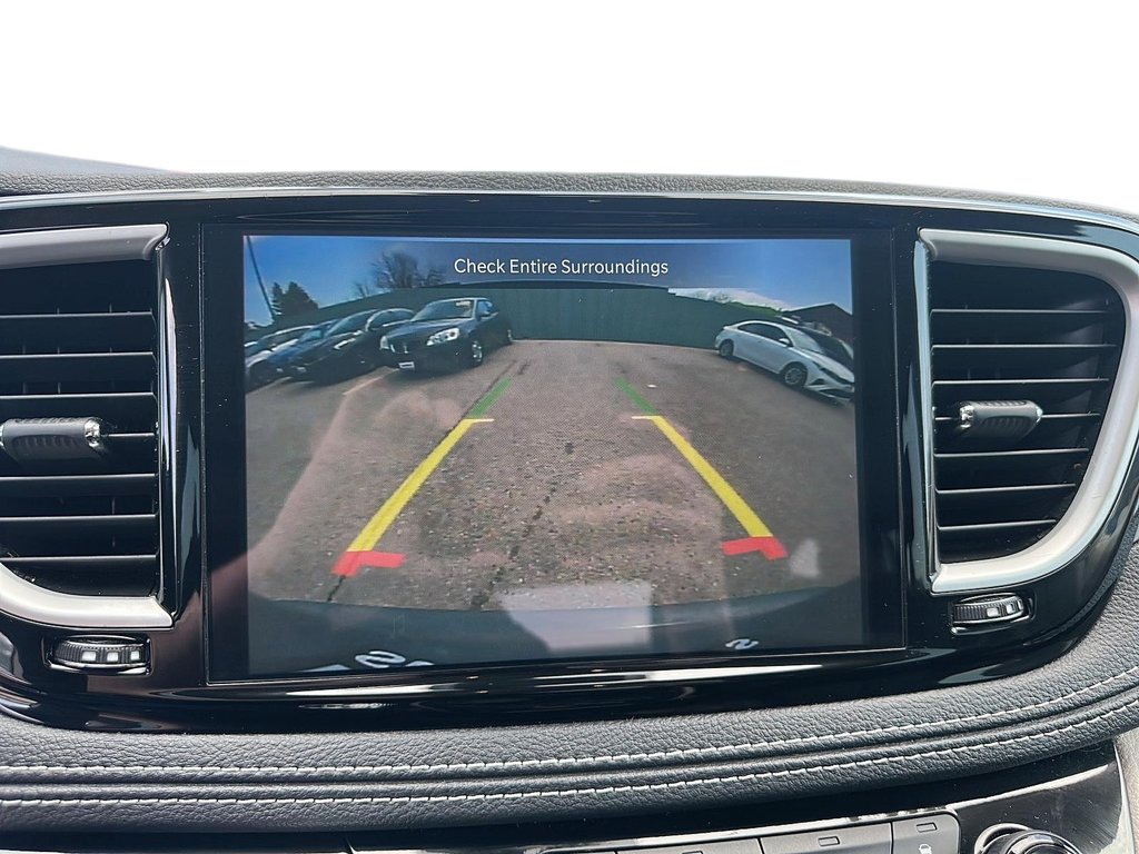 2023 Chrysler Pacifica Touring L FWD in Stratford, Ontario - 16 - w1024h768px