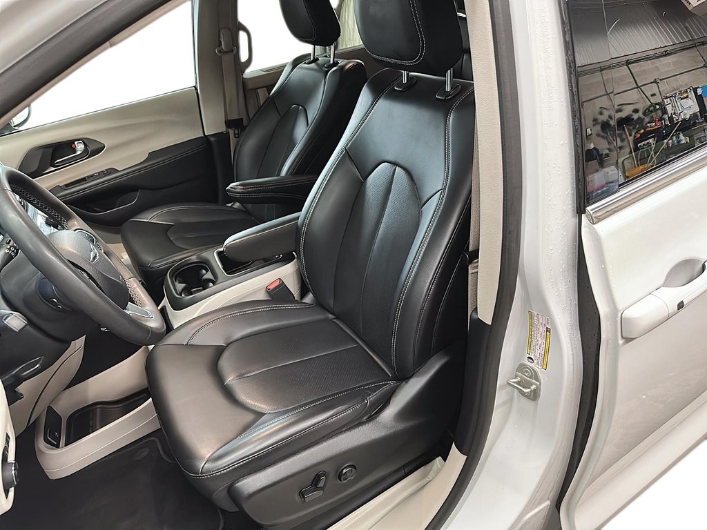 2023 Chrysler Pacifica Touring L FWD in Stratford, Ontario - 8 - w1024h768px