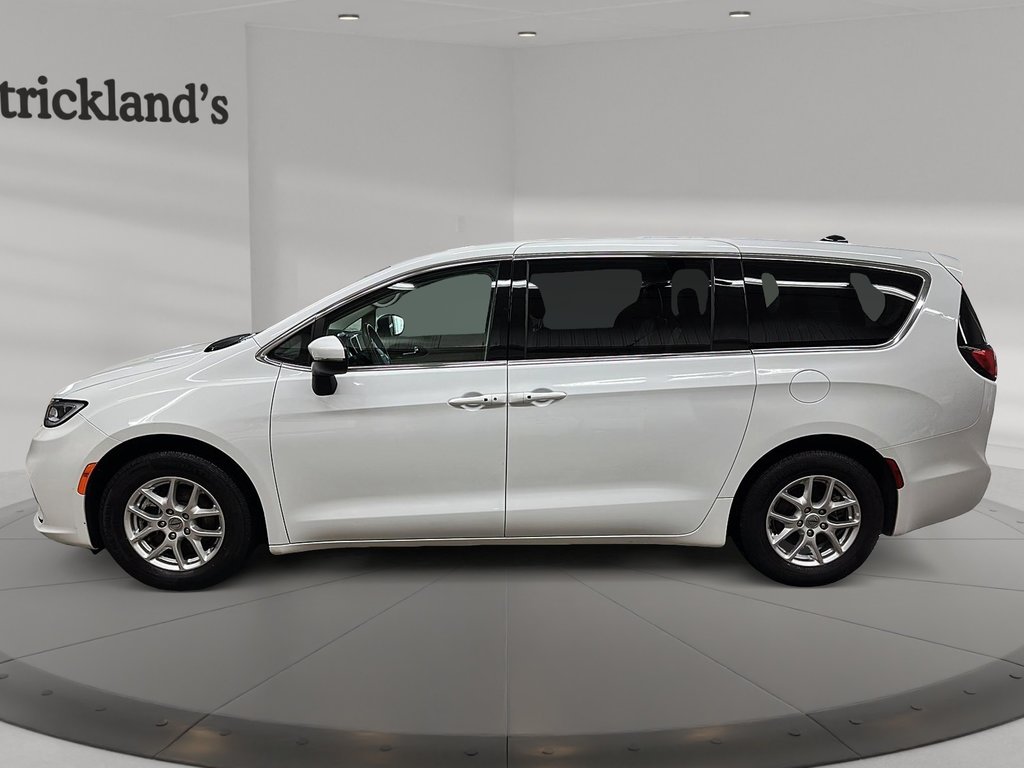 2023 Chrysler Pacifica Touring L FWD in Stratford, Ontario - 5 - w1024h768px