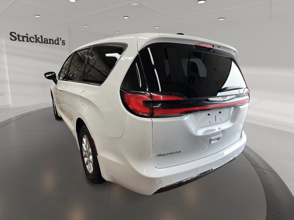2023 Chrysler Pacifica Touring L FWD in Stratford, Ontario - 4 - w1024h768px