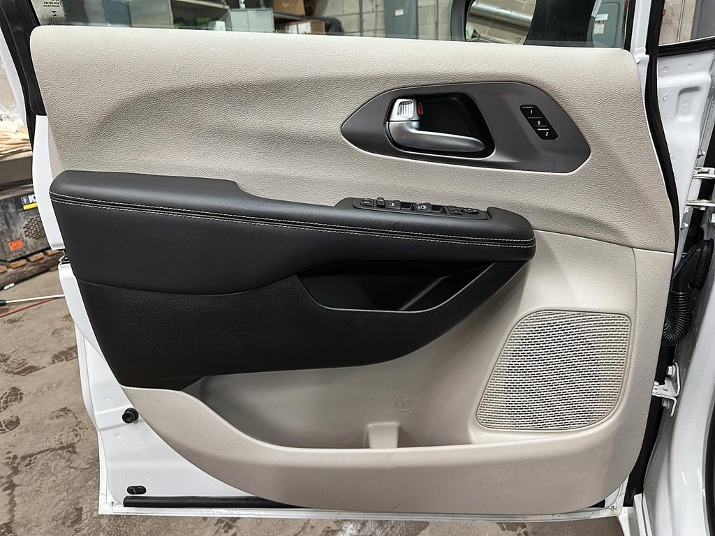 2023 Chrysler Pacifica Touring L FWD in Stratford, Ontario - 10 - w1024h768px