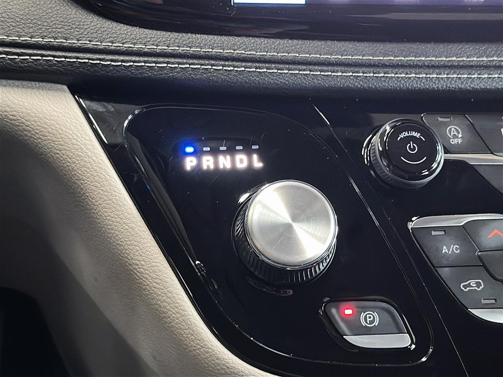 2023 Chrysler Pacifica Touring L FWD in Stratford, Ontario - 14 - w1024h768px
