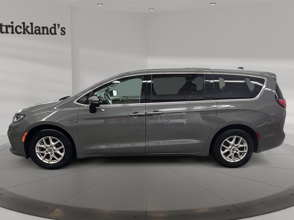 2023 Chrysler Pacifica Touring L FWD in Stratford, Ontario - 5 - w1024h768px