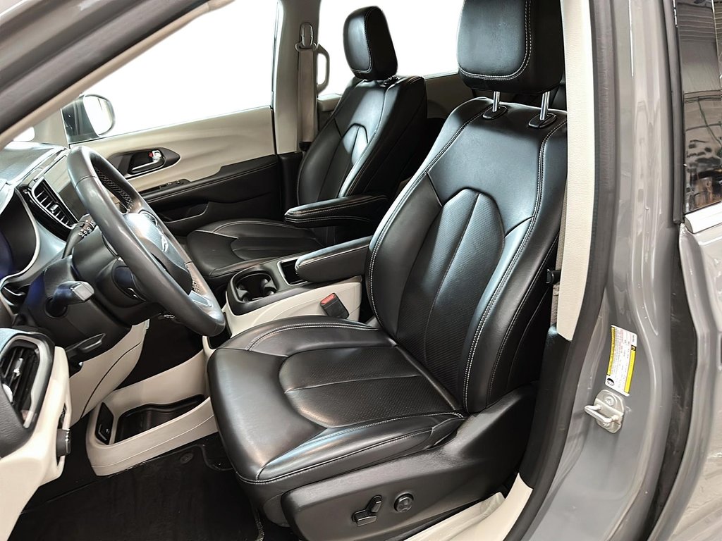 2023 Chrysler Pacifica Touring L FWD in Stratford, Ontario - 8 - w1024h768px