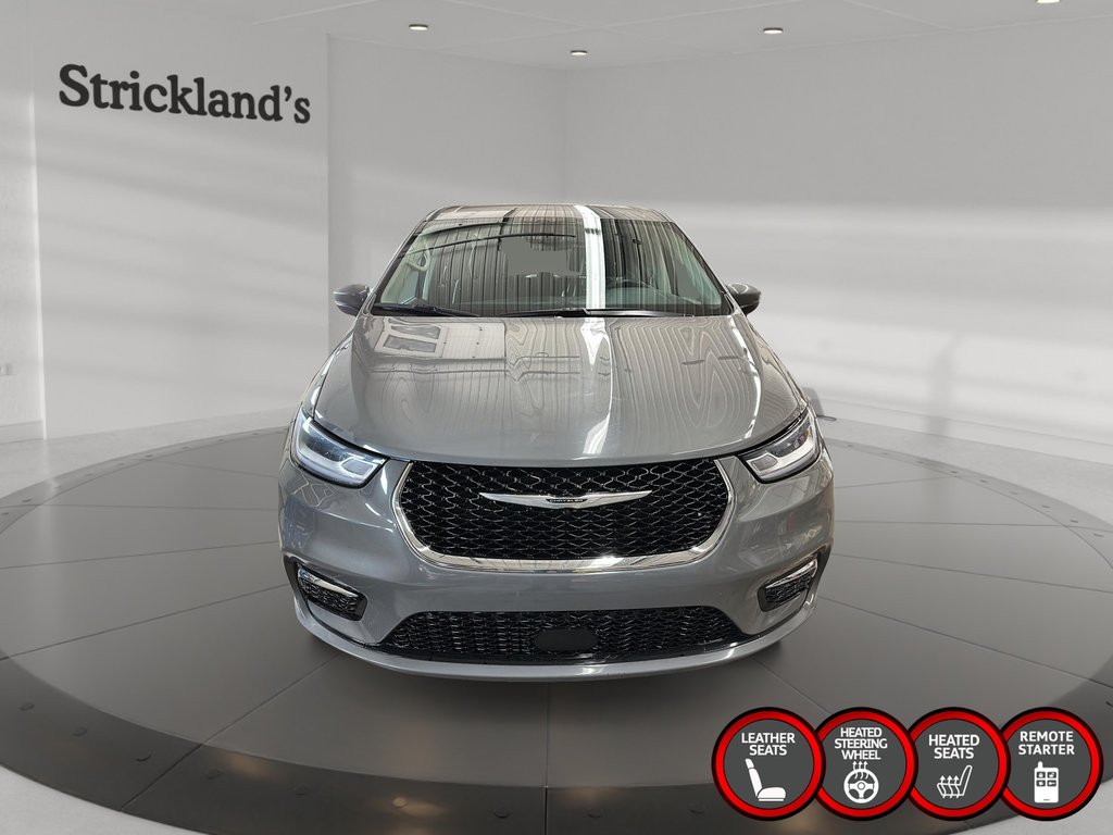 2023 Chrysler Pacifica Touring L FWD in Stratford, Ontario - 2 - w1024h768px