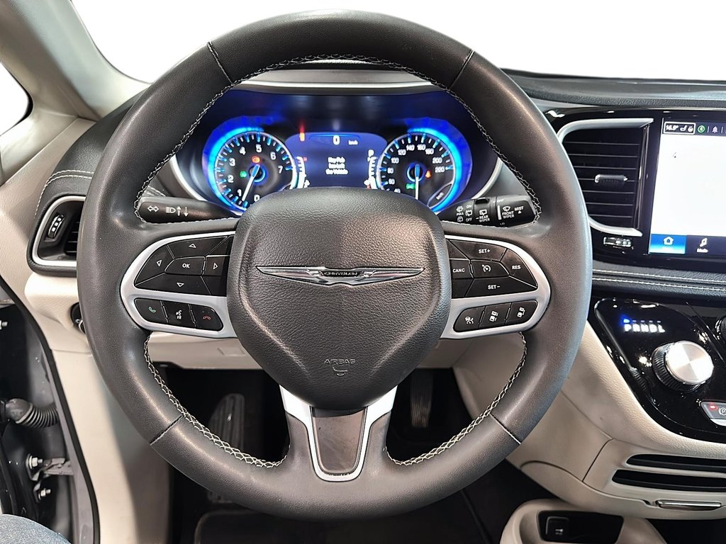 2023 Chrysler Pacifica Touring L FWD in Stratford, Ontario - 11 - w1024h768px