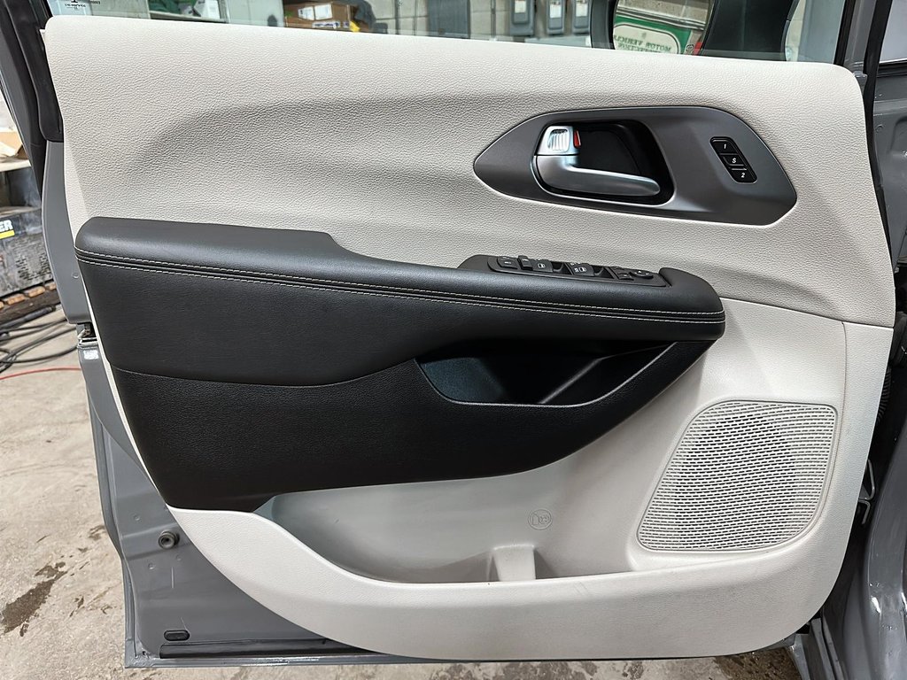 2023 Chrysler Pacifica Touring L FWD in Stratford, Ontario - 10 - w1024h768px
