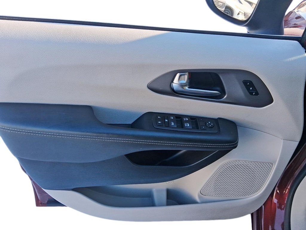 2023 Chrysler Pacifica Touring L FWD in Stratford, Ontario - 12 - w1024h768px