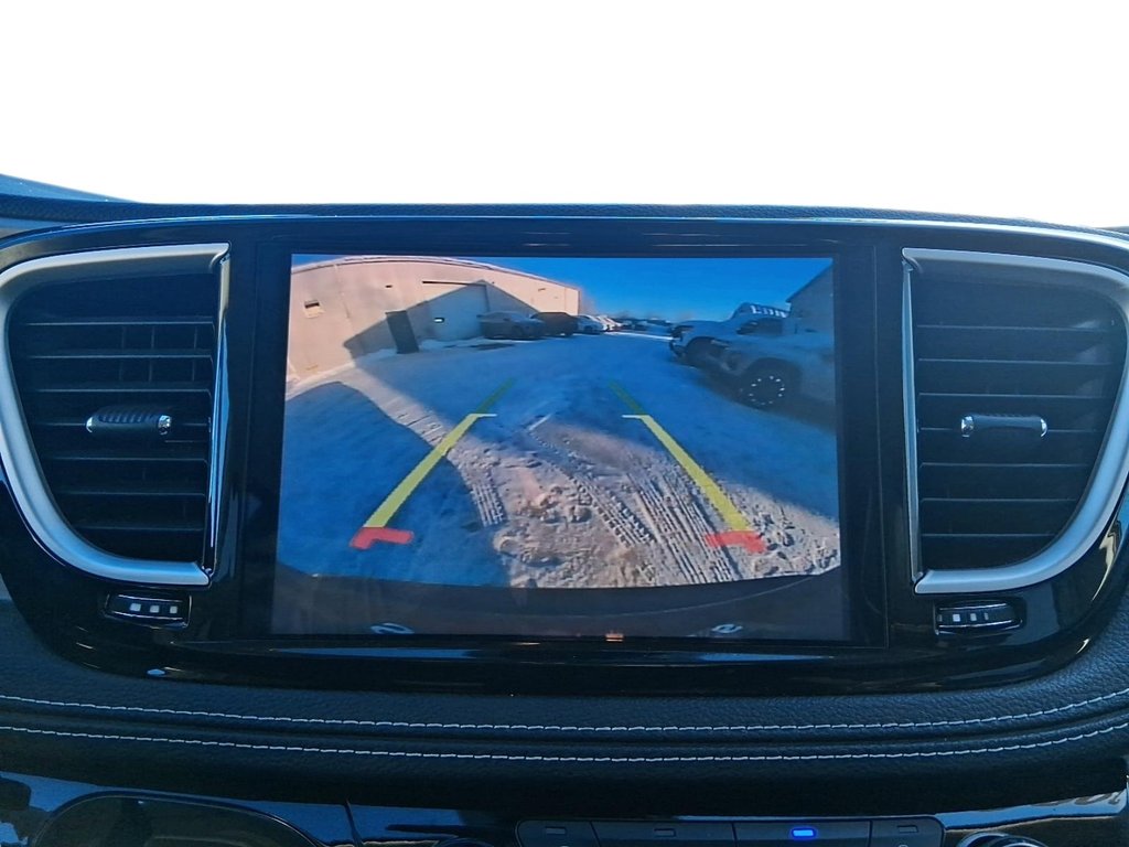 2023 Chrysler Pacifica Touring L FWD in Stratford, Ontario - 18 - w1024h768px