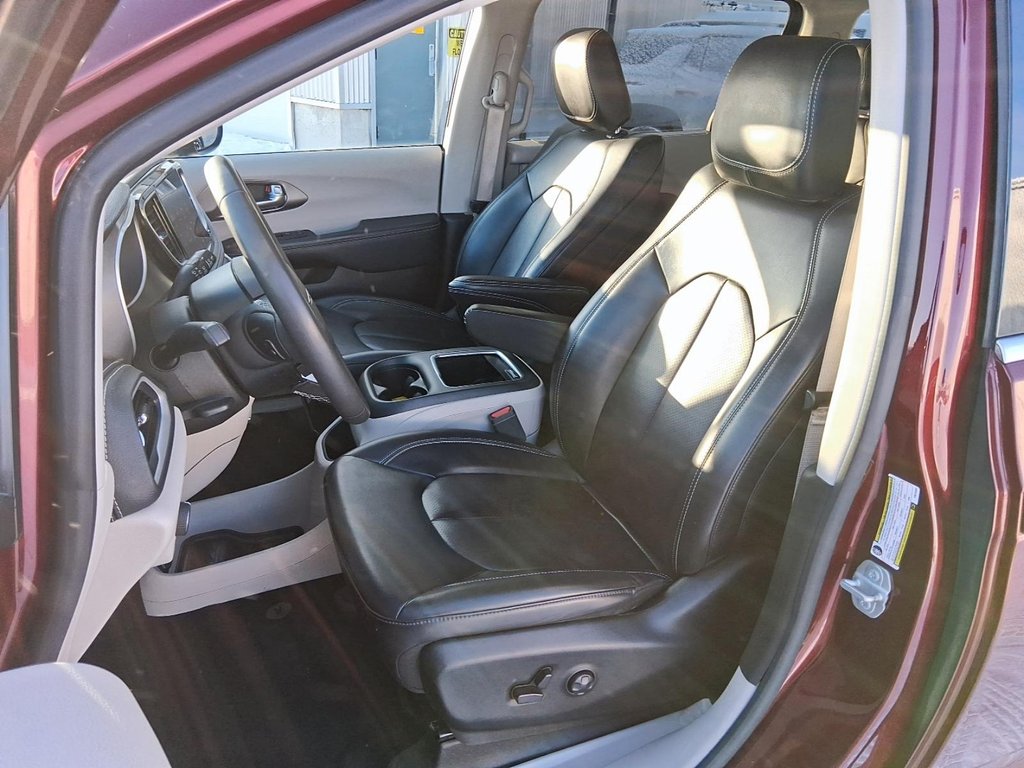 2023 Chrysler Pacifica Touring L FWD in Stratford, Ontario - 8 - w1024h768px