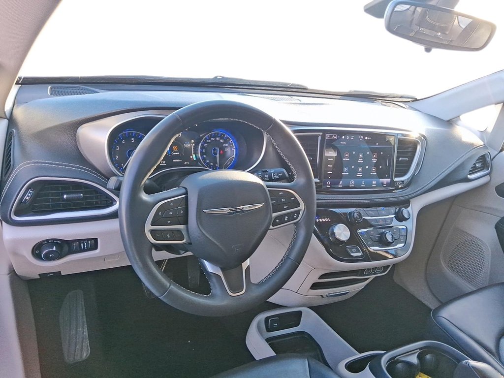 2023 Chrysler Pacifica Touring L FWD in Stratford, Ontario - 11 - w1024h768px
