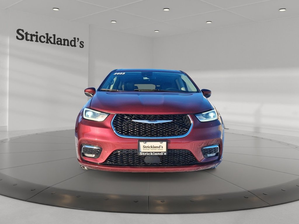 2023 Chrysler Pacifica Touring L FWD in Stratford, Ontario - 2 - w1024h768px