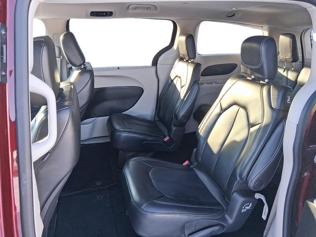 2023 Chrysler Pacifica Touring L FWD in Stratford, Ontario - 9 - w1024h768px