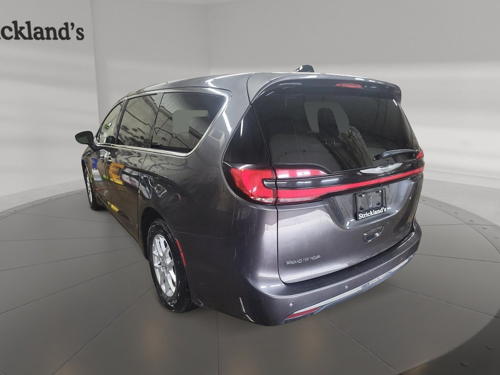 2023 Chrysler Pacifica Touring L FWD in Stratford, Ontario - 4 - w1024h768px