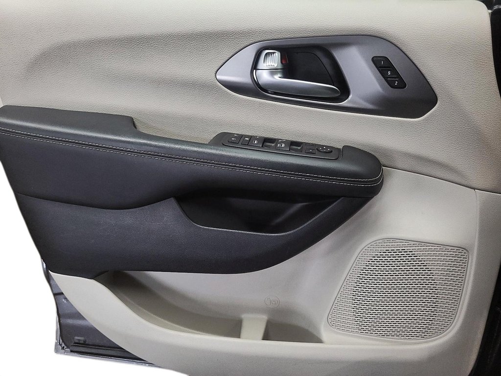 2023 Chrysler Pacifica Touring L FWD in Stratford, Ontario - 10 - w1024h768px