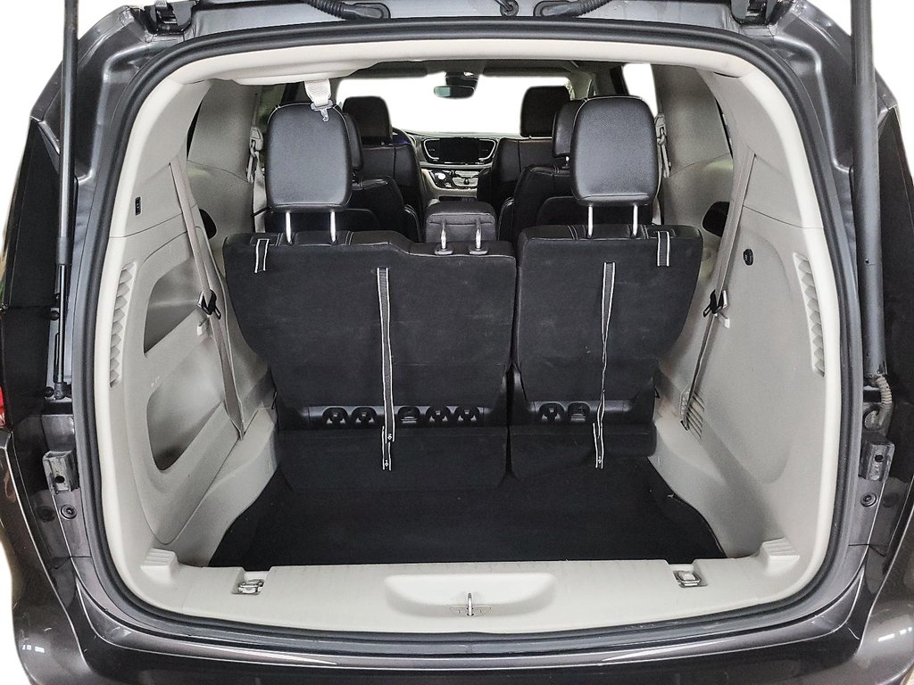 2023 Chrysler Pacifica Touring L FWD in Stratford, Ontario - 6 - w1024h768px