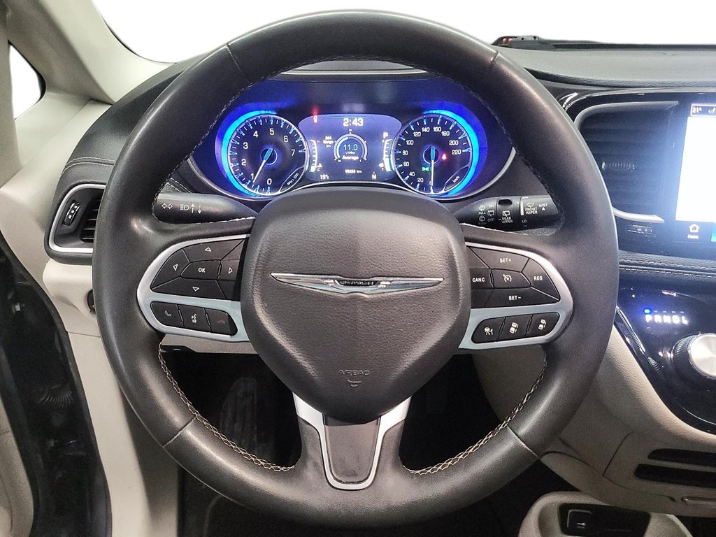 2023 Chrysler Pacifica Touring L FWD in Stratford, Ontario - 11 - w1024h768px