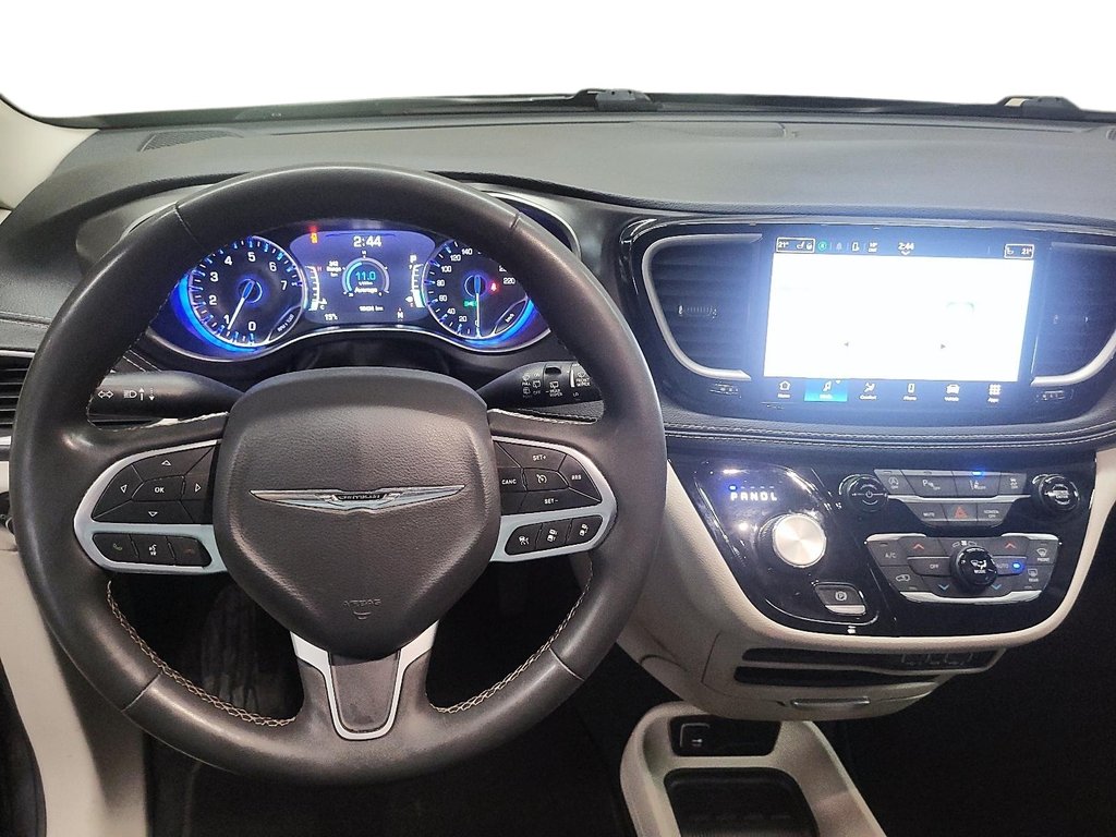 2023 Chrysler Pacifica Touring L FWD in Stratford, Ontario - 13 - w1024h768px