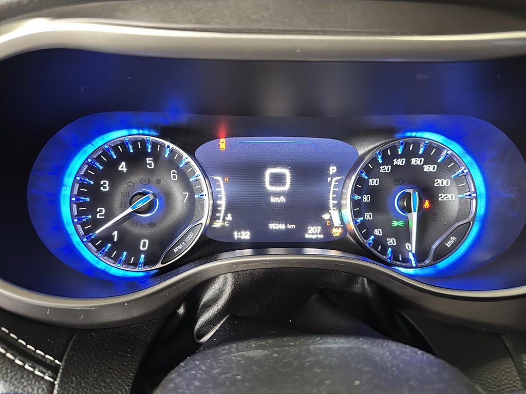 2023 Chrysler Pacifica Touring L FWD in Stratford, Ontario - 12 - w1024h768px