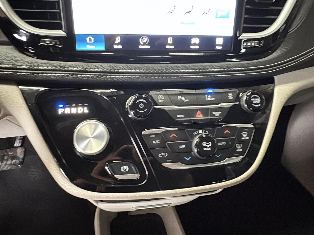 2023 Chrysler Pacifica Touring L FWD in Stratford, Ontario - 14 - w1024h768px