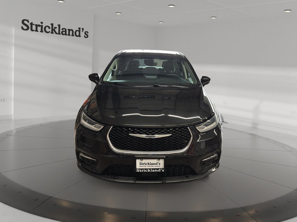 2023 Chrysler Pacifica Touring L FWD in Stratford, Ontario - 2 - w1024h768px