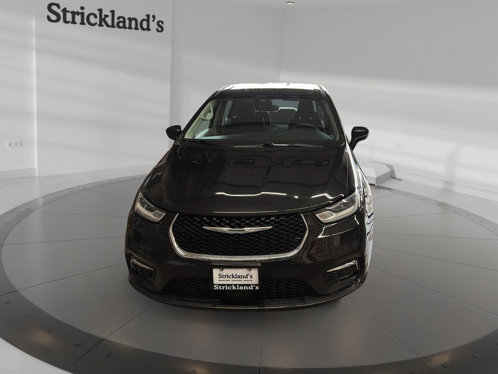 2023 Chrysler Pacifica Touring L FWD in Stratford, Ontario - 1 - w1024h768px