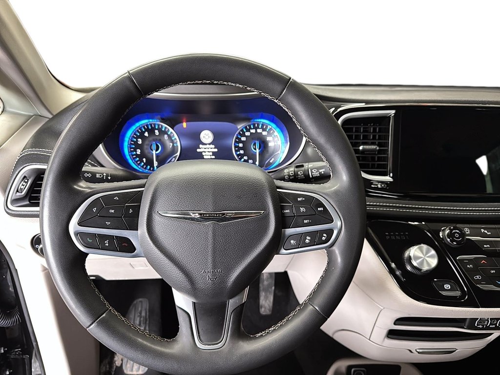 2023 Chrysler Pacifica Touring L FWD in Stratford, Ontario - 11 - w1024h768px