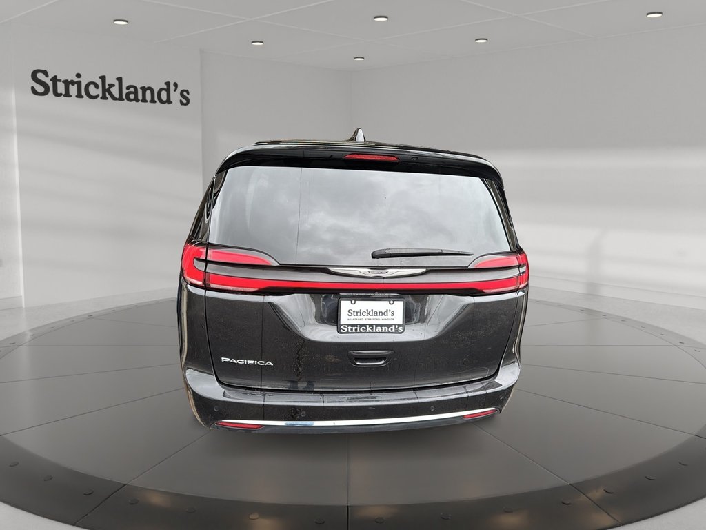 2023 Chrysler Pacifica Touring L FWD in Stratford, Ontario - 4 - w1024h768px