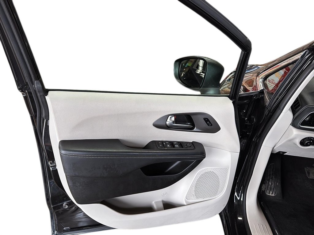 2023 Chrysler Pacifica Touring L FWD in Stratford, Ontario - 10 - w1024h768px