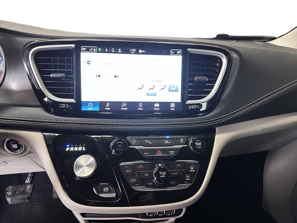 2023 Chrysler Pacifica Touring L FWD in Stratford, Ontario - 13 - w1024h768px