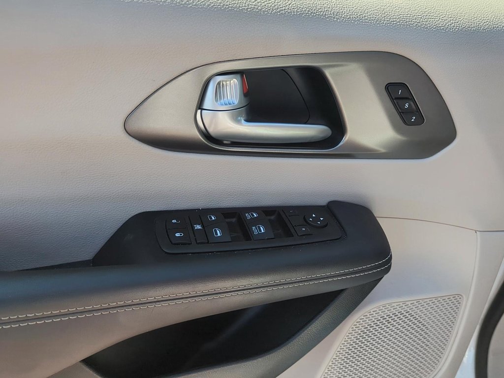 2024 Chrysler Pacifica Touring-L FWD in Stratford, Ontario - 11 - w1024h768px