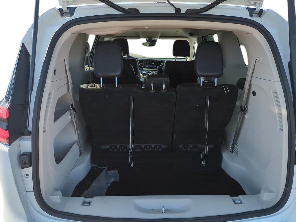 2024 Chrysler Pacifica Touring-L FWD in Stratford, Ontario - 6 - w1024h768px