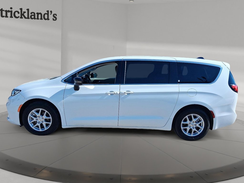 2024 Chrysler Pacifica Touring-L FWD in Stratford, Ontario - 5 - w1024h768px