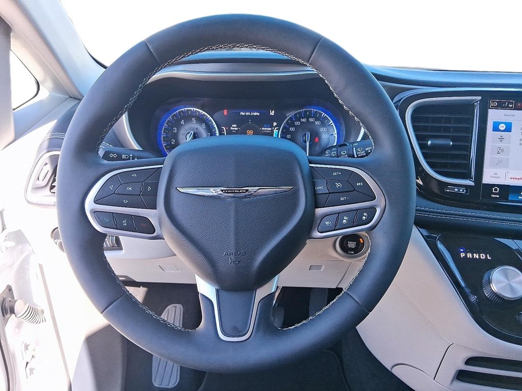 2024 Chrysler Pacifica Touring-L FWD in Stratford, Ontario - 12 - w1024h768px