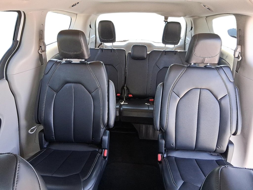 2024 Chrysler Pacifica Touring-L FWD in Stratford, Ontario - 9 - w1024h768px